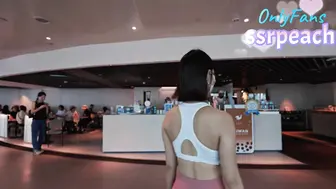 ssrpeach在台北101景觀台搭訕了一個敗金女，直接在廁所開幹