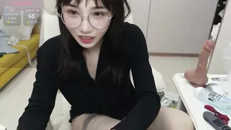 眼镜女学生M字腿自慰爽到翻白眼喷